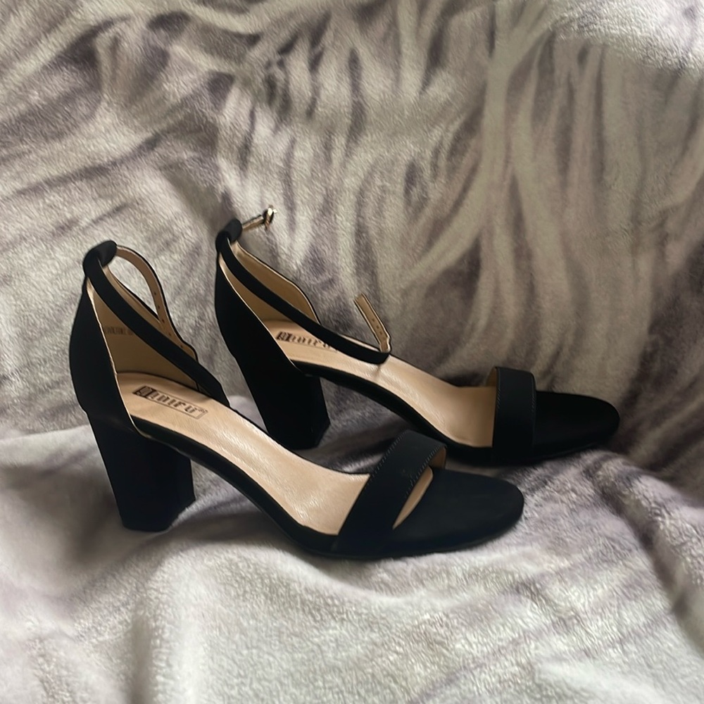 Brand:IDIFU

Color: Black

Size:7.5